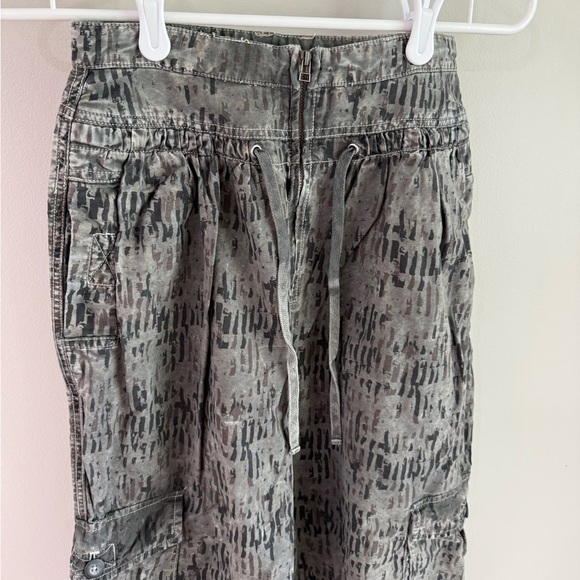 Free People Fly Away Printed Cargo Parachute Pants - Size 0 - Picture 7 of 14